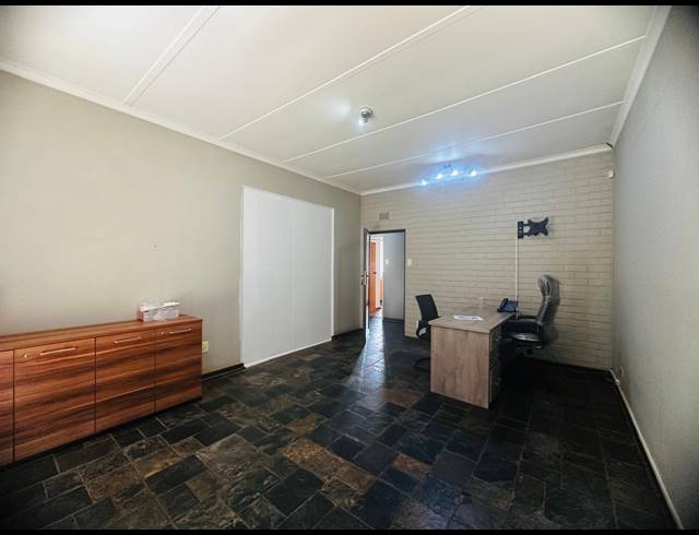 330M² OFFICE TO LET IN KENLEAF